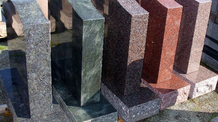 Памятники из гранита: особенности материала