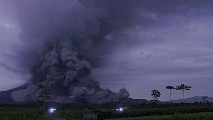 В Индонезии извергается вулкан (видео)