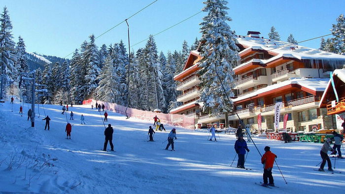 На горнолыжных курортах Болгарии примут туристов без COVID-сертификатов