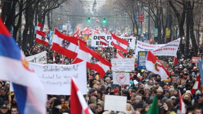 В Вене десятки тысяч человек протестовали против COVID-ограничений (видео)