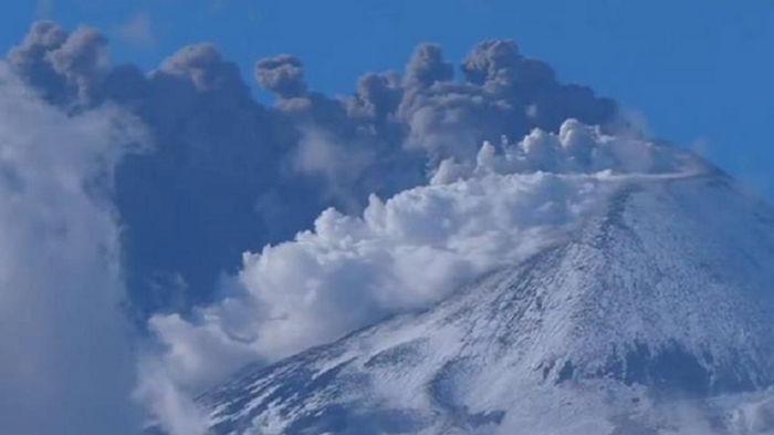 В Италии вулкан Этна выбросил огромный столб пепла