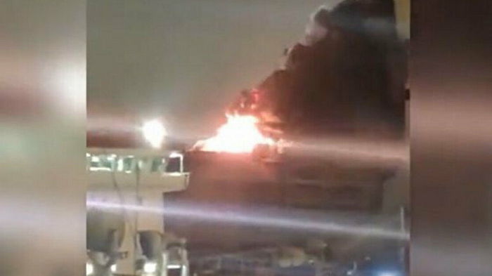 В России на верфи загорелся военный корабль: есть пострадавшие