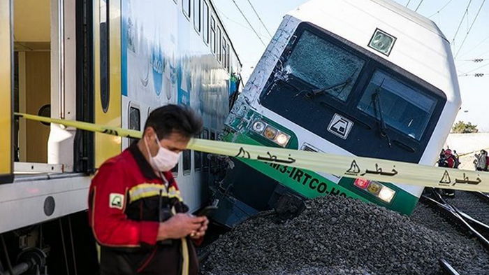В Тегеране сошел с рельсов поезд (фото)