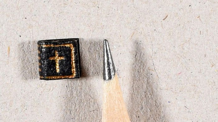 Ушла с молотка одна из самых маленьких книг в мире (фото)
