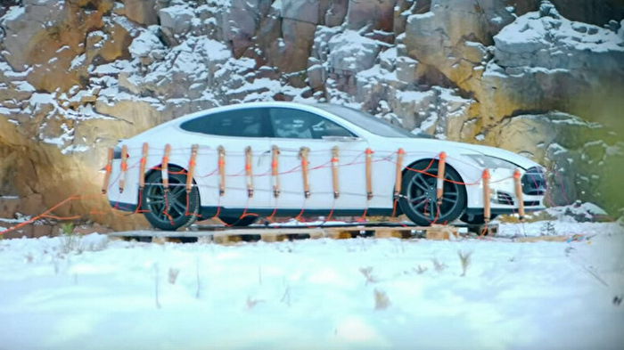 В Финляндии взорвали Tesla Model S с чучелом Маска