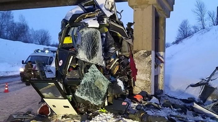 В России автобус влетел в опору моста, пять жертв (видео)