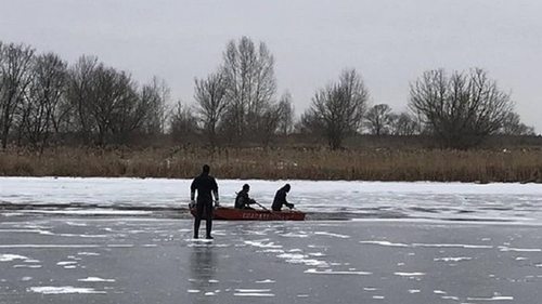 На Днепропетровщине двое детей провалились под лед, их спасли прохожие