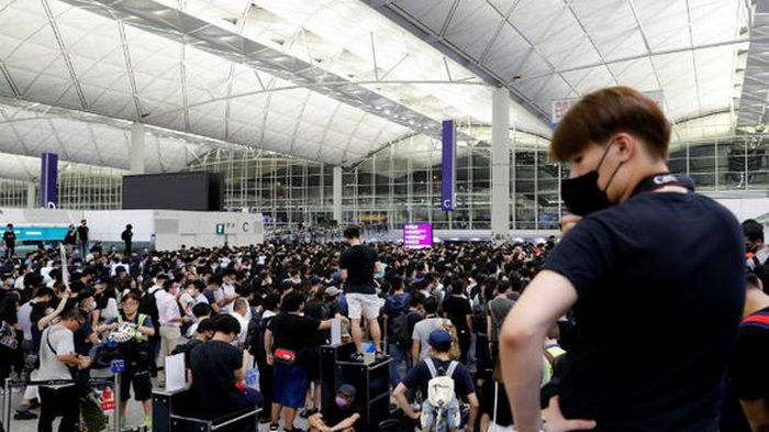 Гонконг запретил транзитные рейсы из более чем 150 стран мира