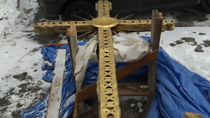 В Киеве с купола Софийского собора сдуло крест (видео)