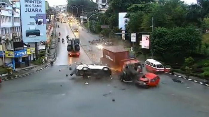 В Индонезии грузовик протаранил десятки авто
