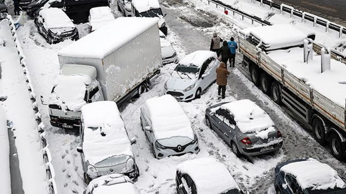 Аномальные снегопады парализовали Стамбул (фото)