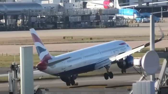 За мгновение до катастрофы: Самолет прервал посадку из-за сильного ветра в Лондоне (видео)