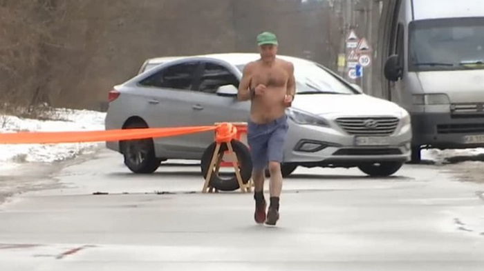 Житель Тернопольской области пробежал 43 км в одних шортах (видео)