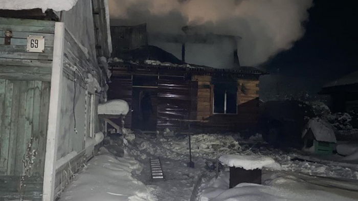 В Якутии при пожаре в жилом доме погибло четверо детей
