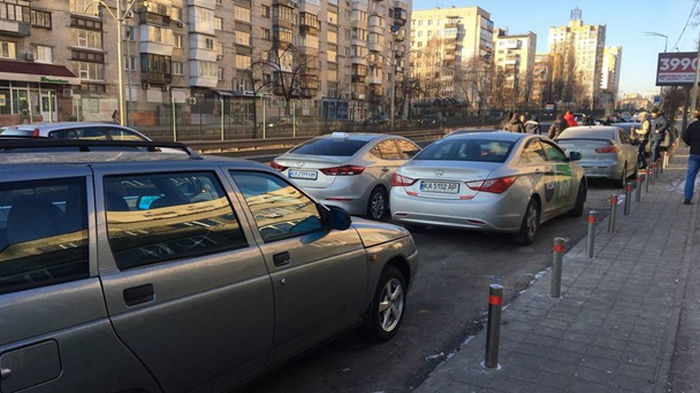 В Киеве таксисты вышли на митинг с требованием поднять тарифы