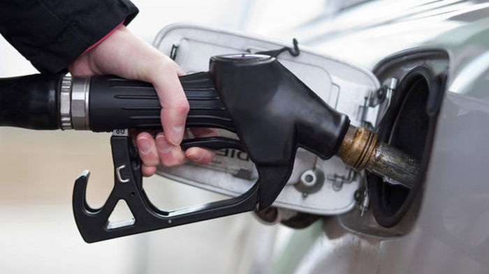 Минэкономики пятый раз подряд поднимает максимальную цену на бензин и ДТ