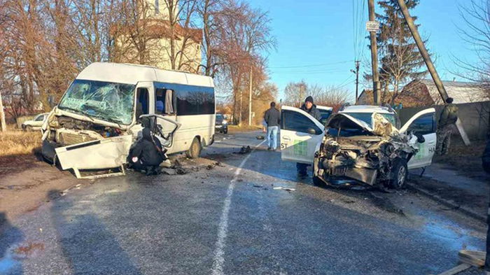 Возле Киева в ДТП с маршруткой пострадали семь человек (фото)