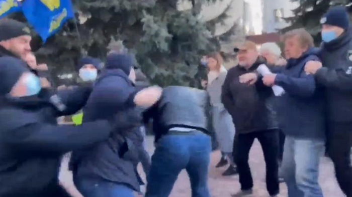 В Ровно подрались депутат и активист