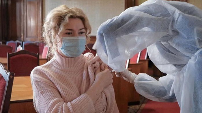 В Украине вакцинировали более половины взрослых