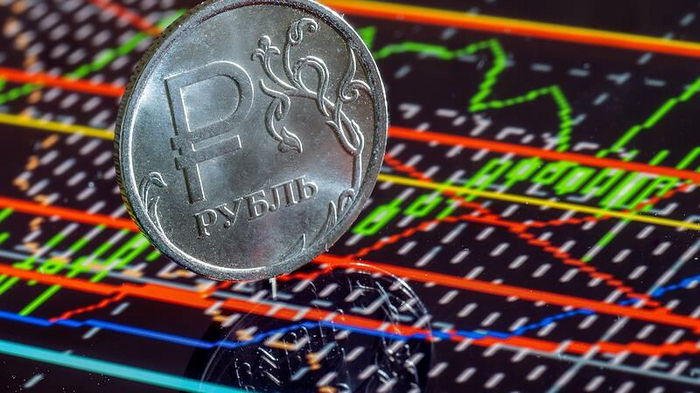 Рубль стал самой волатильной валютой в мире — Bloomberg