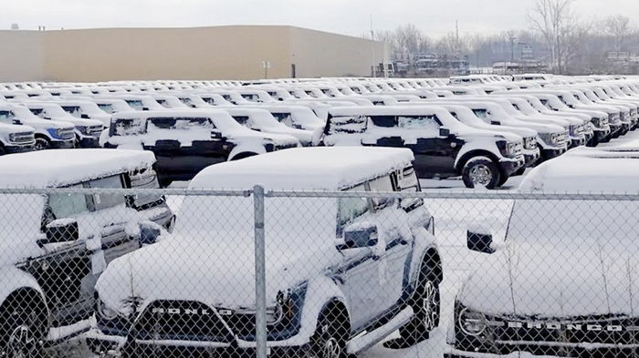 Сотни новеньких Ford Bronco припадают снегом на складе: их не могут доставить покупателям (видео)