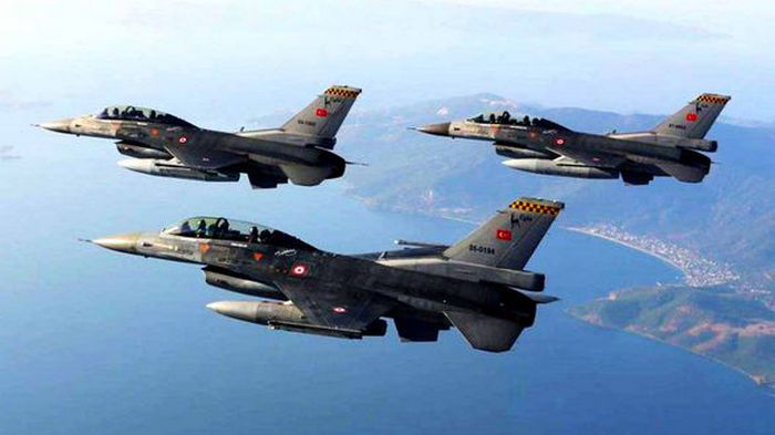 Турция провела над Черным морем учения истребителей F-16