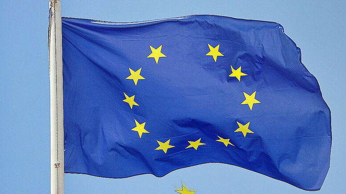 ЕС запретил листинг бумаг госкомпаний из РФ