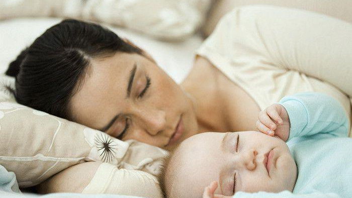 Ученые: ребенок должен спать возле мамы, пока ему не исполнится три
