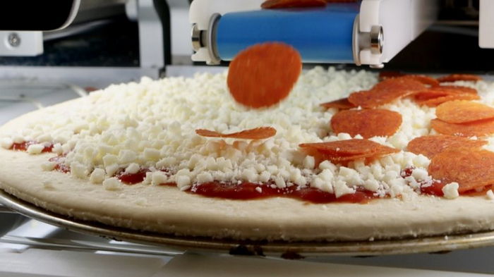 Экс-инженеры SpaceX создали робота, который автоматически делает по 80 пицц в час (видео)