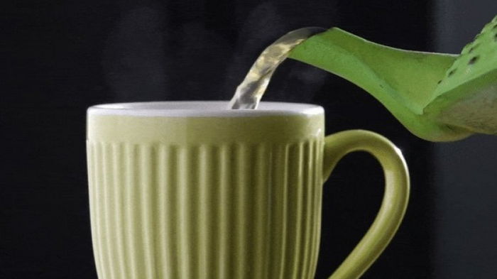 Эффект чайника: ученые выяснили, почему невозможно налить чай и не испачкать стол