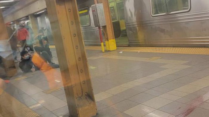 На станции метро в Нью-Йорке неизвестный в противогазе расстрелял людей