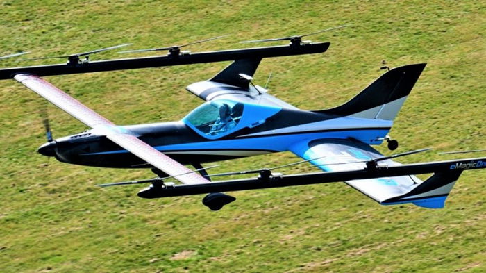 Гибрид самолета и мультикоптера: конструкторы показали аэротакси с «тандемным» крылом (видео)