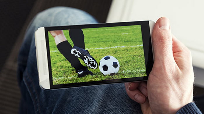 Как смотреть футбольные трансляции на телефоне: 3 простых способа