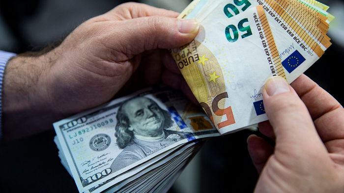 Наличный доллар в банках подорожал, а наличный евро – подешевел