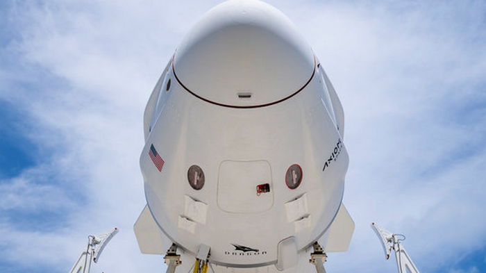 Crew Dragon SpaceX с частным экипажем возвращается на Землю с МКС