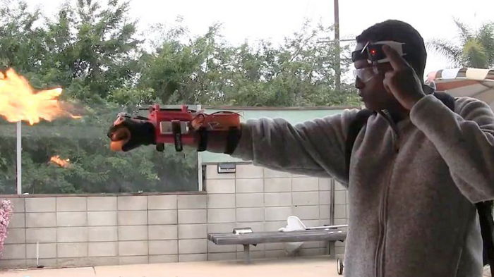 Инженер создал огнемет с помощью детской игрушки Mindflex, и управляет им силой мысли (видео)