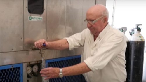 82-летний инженер создал гаджет, который добывает воду из разреженного...