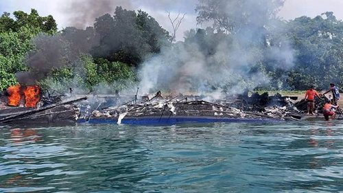 На Филиппинах загорелось судно с пассажирами на борту
