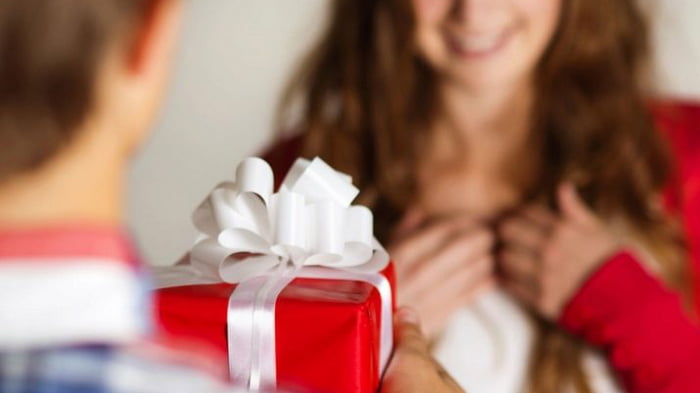 Ідеї ​​подарунків дівчині на день народження: топ 5 оригінальних варіантів