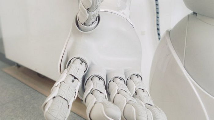 Интерфейс «мозг-машина» и руки-роботы помогли парализованному человеку самостоятельно есть