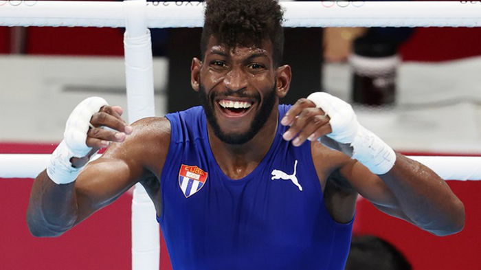 Чемпион Токио-2020 бежал с Кубы ради карьеры боксера-профессионала