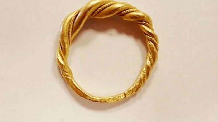 Жительница Норвегии случайно купила золотое кольцо викингов