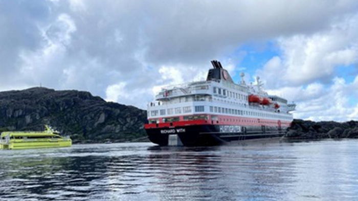 В Норвегии сел на мель круизный лайнер