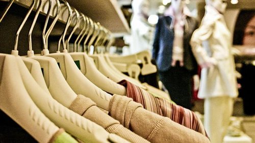 Известный бренд заявил об отказе от вешалок для одежды в своих магазинах