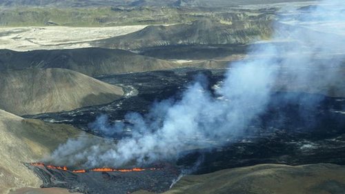 Возле главного аэропорта Исландии проснулся вулкан