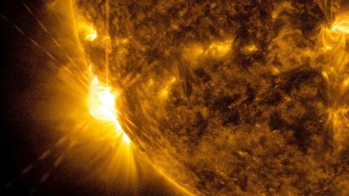 Огромное пятно на Солнце направлено на Землю: ученые предупреждают о с...
