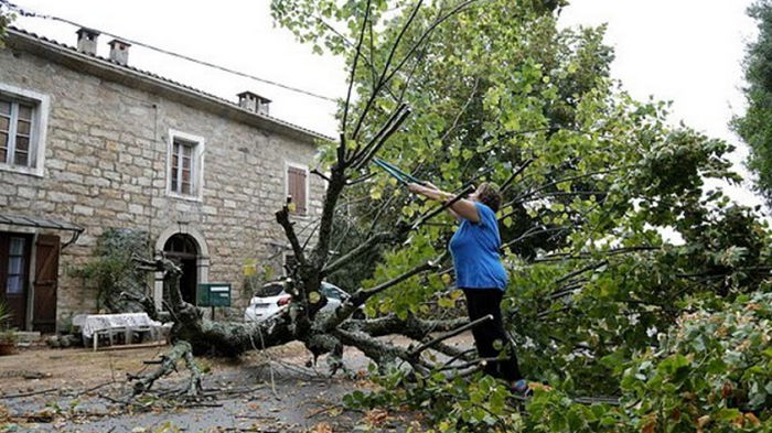 В Италии из-за урагана погибли люди (видео)