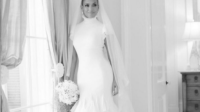 Лопес показала свои три свадебных платья (видео)
