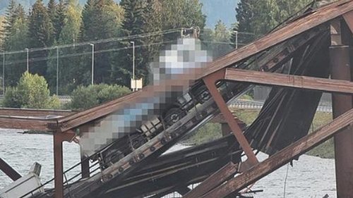 В Норвегии обрушился мост с авто
