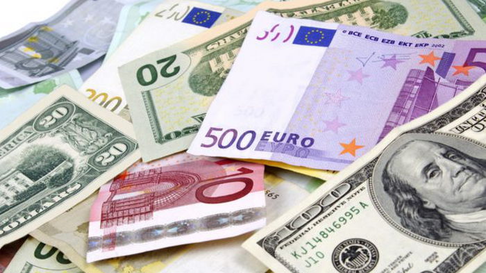 Доллар дешевеет, а евро дорожает. Курсы валют по банкам